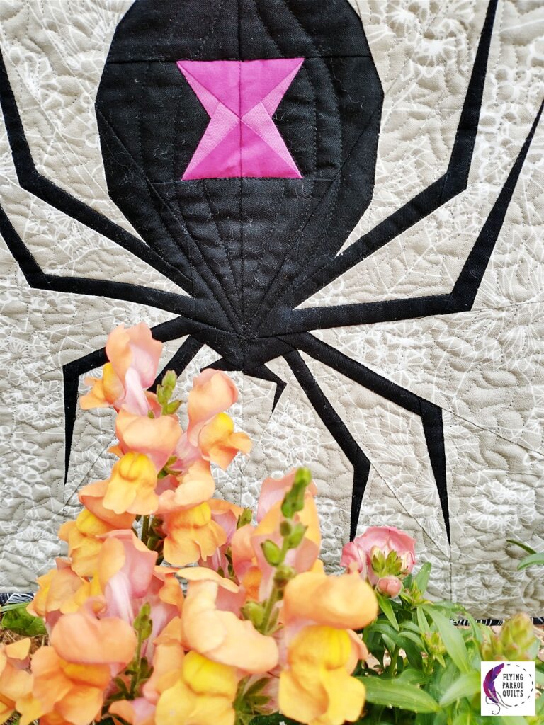 Spooky spider mini quilt by Sylvia Schaefer/Flying Parrot Quilts | www.flyingparrotquilts.com