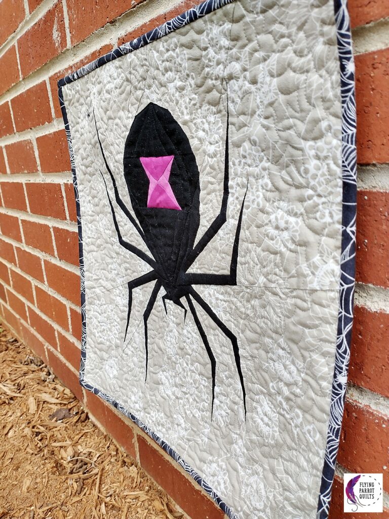 Spooky spider mini quilt by Sylvia Schaefer/Flying Parrot Quilts | www.flyingparrotquilts.com